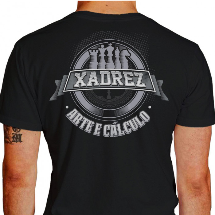 Camiseta - Xadrez - Peças Chess Rei, Dama, Bispo, Torre, Cavalo e Peão Frase Arte e Cálculo Lisa Costas Preta