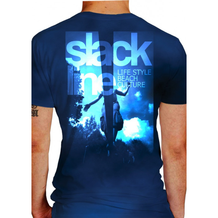 Camiseta - Slackline - Foto Real Praticando Slack Paisagem Céu e Nuvem Frase Life Style Beach Culture Costas Azul
