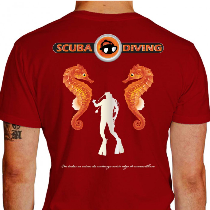 Camiseta - Mergulho - Dois Cavalos Marinhos Mergulhador Em Todas as Coisas da Natureza Existe Algo Maravilhoso Costas Vermelho
