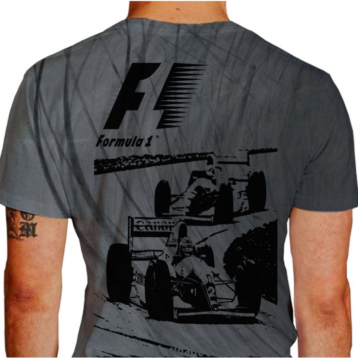 Camiseta - Fórmula 1 - Dois Pilotos Disputa Curva Aberta de Alta Velocidade Costas Cinza