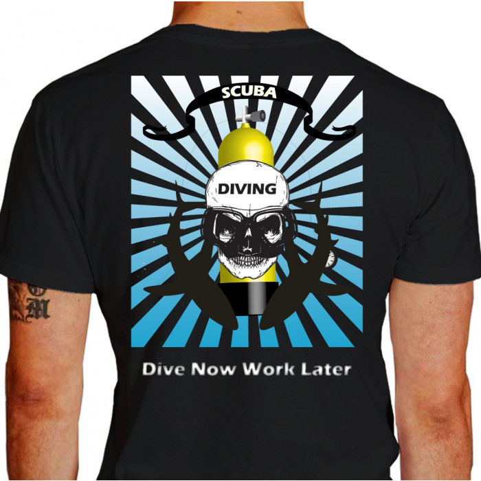 Camiseta - Mergulho - Crânio de Máscara Cilindro Dois Tubarões Dive Now Work Later - preta