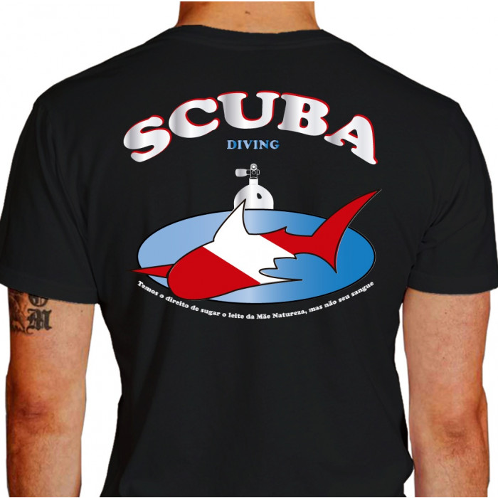 Camiseta - Mergulho - Tubarão Cor Bandeira Mergulhadores Submersos Cilindro Scuba Diving  - preta