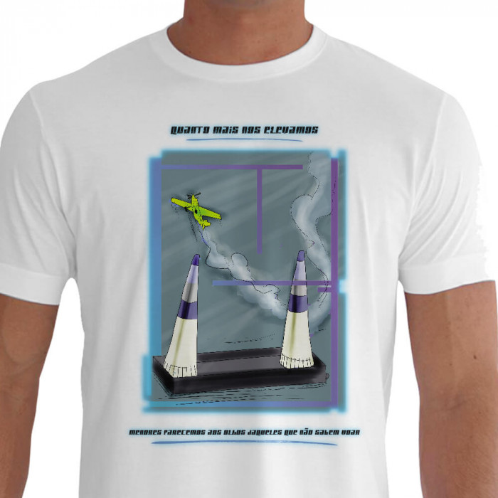 Camiseta - Air Race - Circuito no Céu Avião Passando entre Dois Pilão Quanto Mais nos Elevamos Menores Parecemos aos Olhos Daqueles que não Sabem Voar
