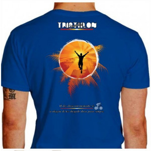 Camiseta - Triatlhon - Triatleta Cruzando Linha de Chegada Efeito Sol Frase A Dor Dura um Momento só , a Alegria de ter Chegado Dura Para Sempre Costas Azul