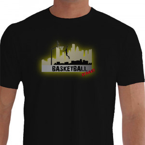 Camiseta - Basquete - Basket de Rua Jogador dando Enterrada Cidade Prédios Fundo Frente Atleta Rodando Bola nos DedosPreta