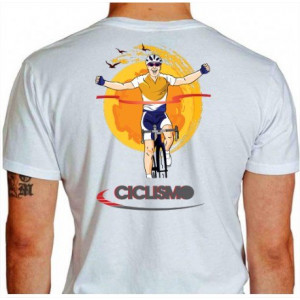 Camiseta - Ciclismo - Ciclista Comemorando Vitória na Chegada Sol no Fundo Costas Branca