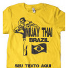 Camiseta - Muay Thai - Lutador Dando Chute Lateral Tip-kang Bandeira do Brasil Frente Amarela