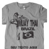 Camiseta - Muay Thai - Lutador Dando Chute Lateral Tip-kang Bandeira do Brasil Frente Cinza