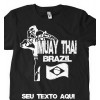 Camiseta - Muay Thai - Lutador Dando Chute Lateral Tip-kang Bandeira do Brasil Frente Preta