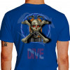 Camiseta - Mergulho - Caveira Cilindro de Ar e Regulador de Pressão Rodeada por Tubarões Dive Costas Azul