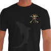 Camiseta - Mergulho - Caveira Cilindro de Ar e Regulador de Pressão Rodeada por Tubarões Dive Frente