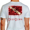 Camiseta - Mergulho - Deep Down Bandeira Mergulhador Submerso Diver Down Efeito Perigo Costas Branca