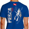 Camiseta - Pesca Submarina - Caçador Peixe e Arpão na Mão Plantas do Mar Bandeira Mergulhador Submerso - azul