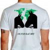 Camiseta - Hipismo - Equestre Mapa do Mundo Dois Cavalos Competidores Ferradura Costas Branca