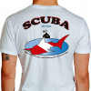 Camiseta - Mergulho - Tubarão Cor Bandeira Mergulhadores Submersos Cilindro Scuba Diving  - branca