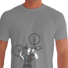 Camiseta - Ciclismo - Ciclista Retrô Levantando a Bike Frente Cinza