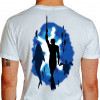 Camiseta - Pesca Submarina - Mergulhador Livre Praticando Caça Sub Tubarão, Tartaruga e Peixe Efeito Água do Mar - branca