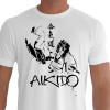 Camiseta - Aikido - Aikidoka Calça Hakama Aplicando Técnica em Pé Tachiwaza Nikkyo Omote