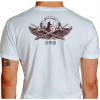 Camiseta - Aikido - O-Sensei Morihei Ueshiba entre Duas Espadas Bushi Estrelas Kanji Costas Branca