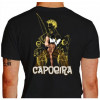 Camiseta - Capoeira - Tocando Atabaque e Berimbau Capoeirista Dando um Bananeira com as Pernas Separadas Lisa Costas Preta