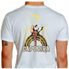 Camiseta - Capoeira - Tocando Atabaque e Berimbau Capoeirista Dando um Bananeira com as Pernas Separadas Lisa Costas Branca