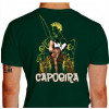 Camiseta - Capoeira - Tocando Atabaque e Berimbau Capoeirista Dando um Bananeira com as Pernas Separadas Lisa Costas Verde