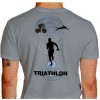 Camiseta - Triatlhon - Atletas Ilustração Fundo Frase Competir é Fácil o Difícil é Treinar Costas Cinza