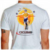 Camiseta - Ciclismo - Ciclista Comemorando Vitória na Chegada Sol no Fundo Costas Branca