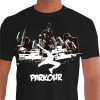 Camiseta - Parkour - Traceur Praticando PK pela Cidade - PRETA